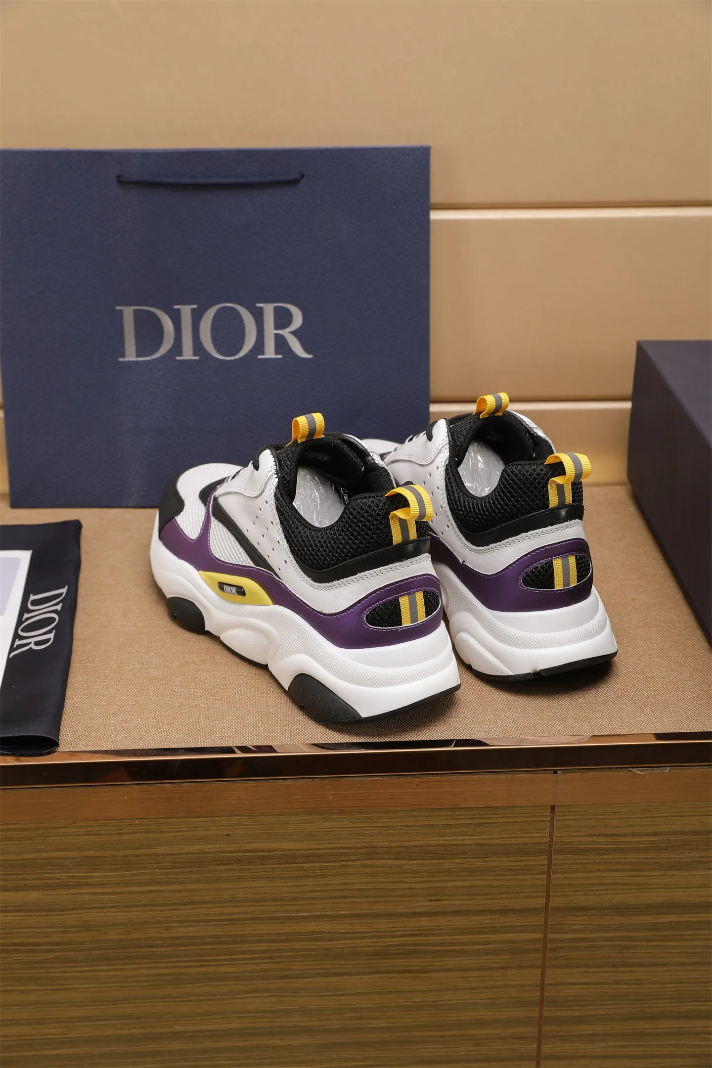 Factory price: 460💰Dior’s top version of D’s b22 men’s sports shoes. Inspired by retro running styles, the chunky low-top silhouette features gray calf leather and blue and white mesh fabric uppers, atop a black, white and blue engraved rubber sole. Nylon ribbon accents the blue mesh tongue and heel counter, and a "dio~" logo appears on the side. Pair it with a suit for a striking contrast and add a sportswear-chic edge to your look. The thick sole can be about 4cm~ Size: 38-45, [46, 47 customized]